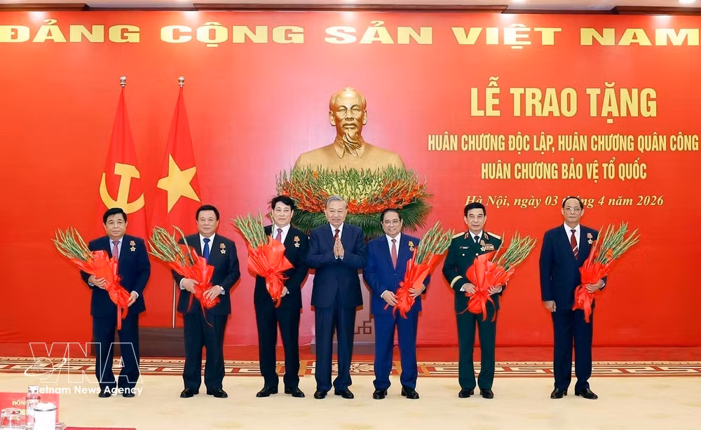 vnanet-potal-le-trao-tang-huan-chuong-doc-lap-huan-chuong-quan-cong-huan-chuong-bao-ve-to-quoc-cho-lanh-dao-chu-chot-lanh-dao-cap-cao-cua-dang-164044972-8680150.jpg
