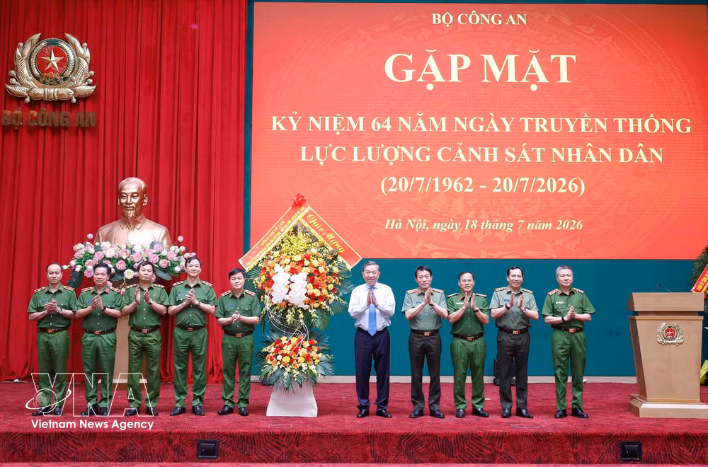 vnanet-potal-tong-bi-thu-chu-tich-nuoc-du-gap-mat-ky-niem-64-nam-ngay-truyen-thong-luc-luong-canh-sat-nhan-dan-8896105-3.jpg