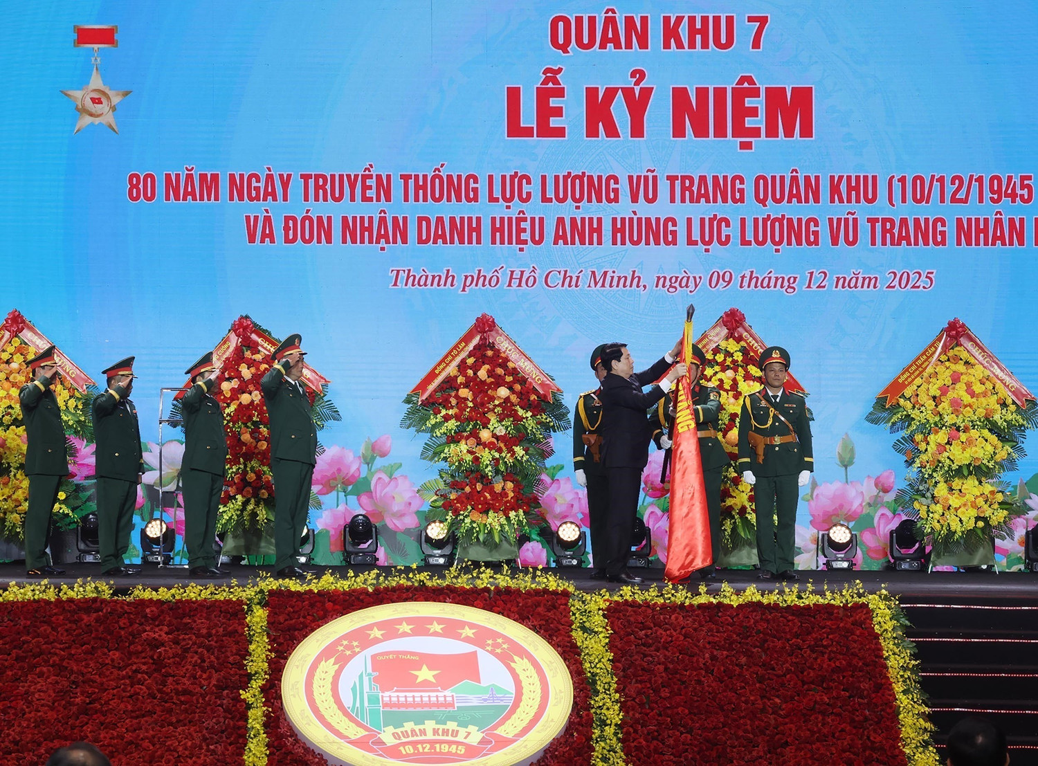 梁强出席第七军区武装力量传统日80周年纪念典礼暨人民武装力量英雄称号颁授仪式 | Vietnam+ (VietnamPlus)