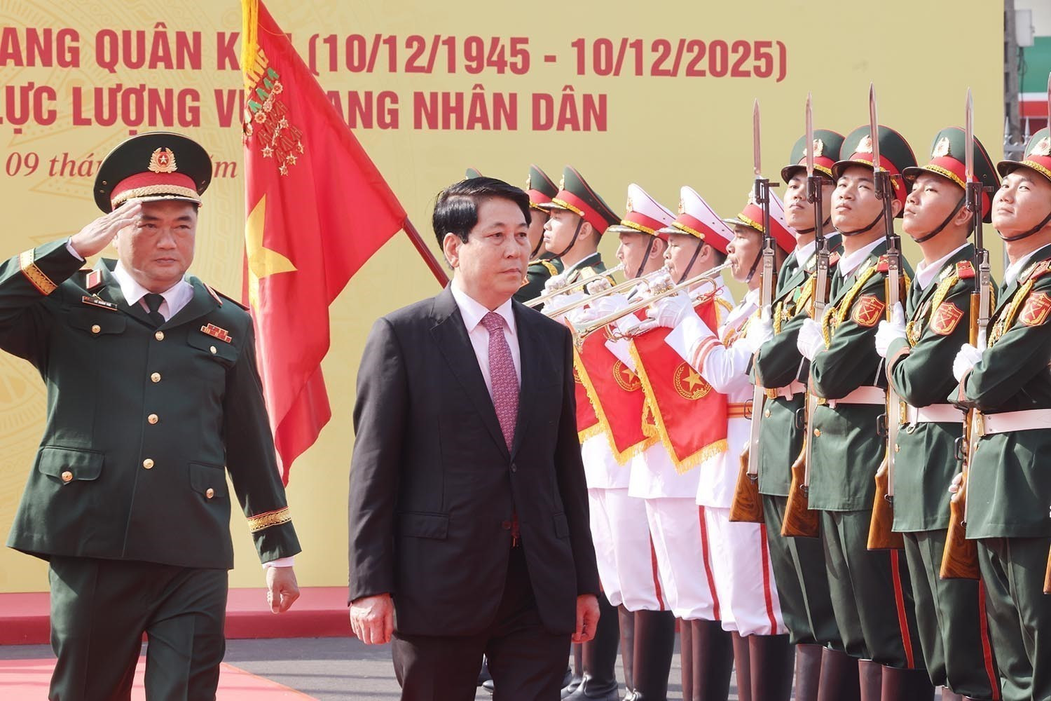 梁强出席第七军区武装力量传统日80周年纪念典礼暨人民武装力量英雄称号颁授仪式 | Vietnam+ (VietnamPlus)