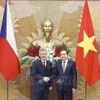 国会主席陈青敏和捷克参议院主席维斯特奇尔。图自越通社
