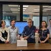 旅居以色列越南人携手为国内洪灾灾民和古巴人民捐款。图自越通社