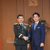 越南政府副总理、国防部部长范文江大将和日本防卫大臣小泉进次郎。图自越通社