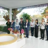 越南驻老大使馆代表在老越战斗联盟遗迹区上香。图自越通社