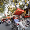 国际游客参观河内古街。图自越通社