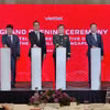 中央军委常委、国防部副部长黄春战上将（右三）与其他代表一起按下按钮，为越南军队电信工业集团驻新加坡代表处揭幕。图自越通社