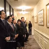 越南常驻联合国代表团团长杜雄越大使一行参观欧尼帕克豪斯酒店并了解有关胡志明主席的资料。图自越通社