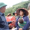 越南政府副总理胡国勇向玉岭乡受灾群众赠送慰问品。图自越通社