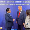 越南政府总理范明政10月26日下午在第13届东盟-美国峰会间隙与美国总统唐纳德·特朗普进行简短会晤。图自越通社