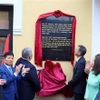胡志明历史性访问纪念碑在捷克赫拉斯塔瓦揭幕。图自越通社