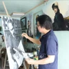 宁平省金山县发艳镇画家陈和平因绘制千幅胡志明主席肖像而广为人知。图自越通社