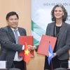 越南民族与宗教部副部长伊通和联合国开发计划署驻越代表拉姆拉·哈立迪签署谅解备忘录。图自越通社