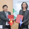 越南民族与宗教部副部长伊通和联合国开发计划署驻越代表拉姆拉·哈立迪签署谅解备忘录。图自越通社