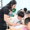 北宁省社会福利中心教师为听障儿童教学。图自越通社