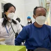 巴维县医疗中心的医务人员对结核病患者进行检查。图自Vietnam+