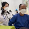 巴维县医疗中心的医务人员对结核病患者进行检查。图自Vietnam+