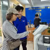 市民使用人工智能机器人来办理行政手续。图自越通社