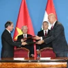 越共中央总书记阮富仲和匈牙利总理维克托·欧尔班共同见证了匈牙利水务协会与清化省人民委员会关于清化省清洁供水项目的谅解备忘录的签署仪式。图自越通社
