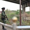 泰国士兵在边境大门附近站岗。图自AFP