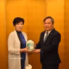 河内市人民委员会主席武大胜向东京都知事小池百合子赠送纪念品。图自越通社