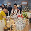 与会代表参观嘉莱省农产品的展位。图自越通社