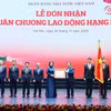 范明政代表党和国家领导向越南国家银行集体授予一等劳动勋章。图自越通社