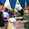 清春监狱干部向在改造过程中表现进步、符合特赦条件的服刑人员颁发特赦决定。图自越通社