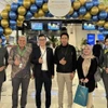 越航驻印尼首席代表和乘坐雅加达至河内直达航班的乘客合影。图自越通社