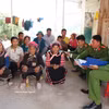 华奔乡公安力量向民众宣传选举日的重要性以及公民的权利和责任。图自越通社