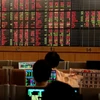 投资者在电子显示屏上关注股票波动。图自路透社