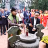 越共中央总书记夫人吴芳璃与老挝人民革命党中央总书记、老挝国家主席夫人娜丽·西苏里在诺花（Nhồi Hoa）公主祠堂敬香。图自越通社