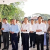 越南国会主席陈青敏和工作代表团在阮生色副榜坟墓上香。图自越通社