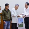 国会主席陈青敏向同塔省优抚家庭和贫困户赠送慰问品。图自越通社