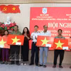 组委会向沙黄坊党委和人民委员会赠送了纪念品及200面越南国旗。图自越通社
