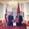 越共中央政治局委员、公安部部长梁三光大将与英国内政大臣伊薇特·库珀签署两部预防和打击人口贩卖行动计划。图自越通社