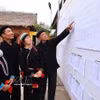 选民可以查看公开张贴的候选人名单。图自越通社