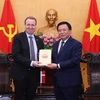 越共中央政治局委员、胡志明国家政治学院院长、中央理论理事会主席阮春胜向迈克尔·阿斯特鲁普·延森主席赠送阮富仲总书记的书籍。图自越通社