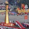 火炬由越南人民军原副总参谋长、人民武装力量英雄阮德索中将点燃。图自越通社
