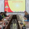 9月11日上午，美国驻胡志明市总领事梅丽莎·布朗（Melissa A. Brown）率领的工作代表团同芹苴市委、市人民委员会领导举行工作会谈。图自越通社