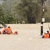 救援人员冒着洪水救人。图自越通社
