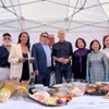 越南驻希腊大使范氏秋香和希腊代表品尝越南美食。图自越通社