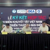越南青年创业支持中心（SYS Vietnam）、越南工贸部电子商务和数字经济局下属的电子商务和数字技术发展中心（eComDX）与越南残疾青年协会在河内举行了全面合作计划签字仪式。图自越通社