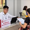 自7月31日起，胡志明市公共行政服务中心的各个基层工作组（每组5人）已进驻38个乡、坊办理跨区行政手续。图自越通社