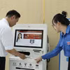 工作人员在胡志明市公共行政服务中心大厅内帮助市民办理行政手续。图自越通社