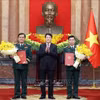 越南国家主席、国防安全委员会主席、武装力量统帅梁强在主席府主持仪式，向国防部两位高级军官授予晋升上将军衔的决定。图自越通社