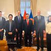 越南驻法国大使郑德海与法国企业代表合影。图自越通社