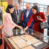 国际代表参观越南世界文献遗产与国家典型档案文献展示空间。图自越通社