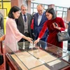 国际代表参观越南世界文献遗产与国家典型档案文献展示空间。图自越通社