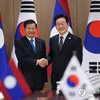 韩国总统李在明和老挝国家主席通伦·西苏里。图自Yonhap