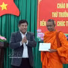越南民族和宗教部副部长伊通向芹苴市高棉族神职人员赠送礼物。图自越通社